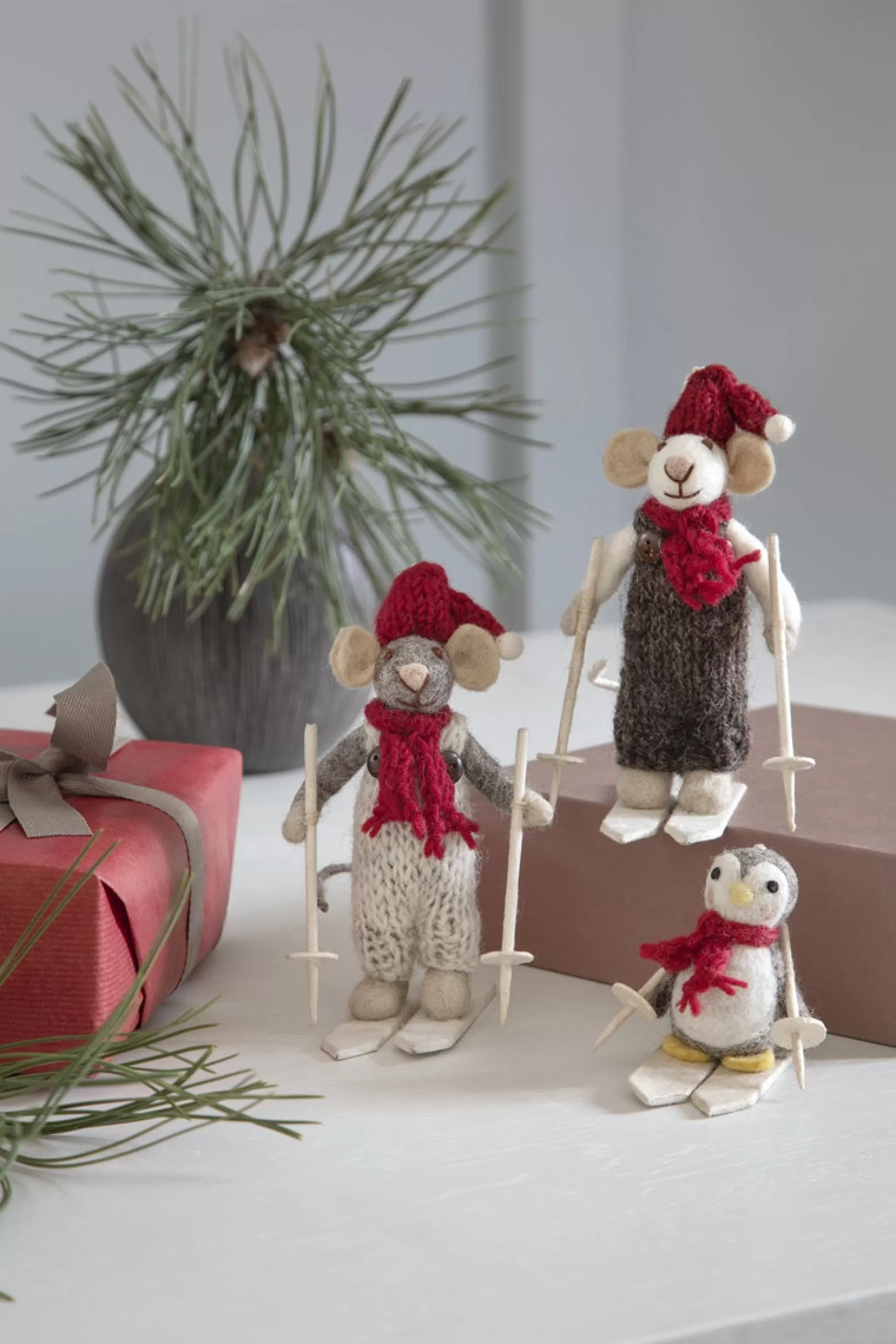 En Gry & Sif Christmas Figurine - Winter Mouse Boy (Small) On Ski'S (Grey)
