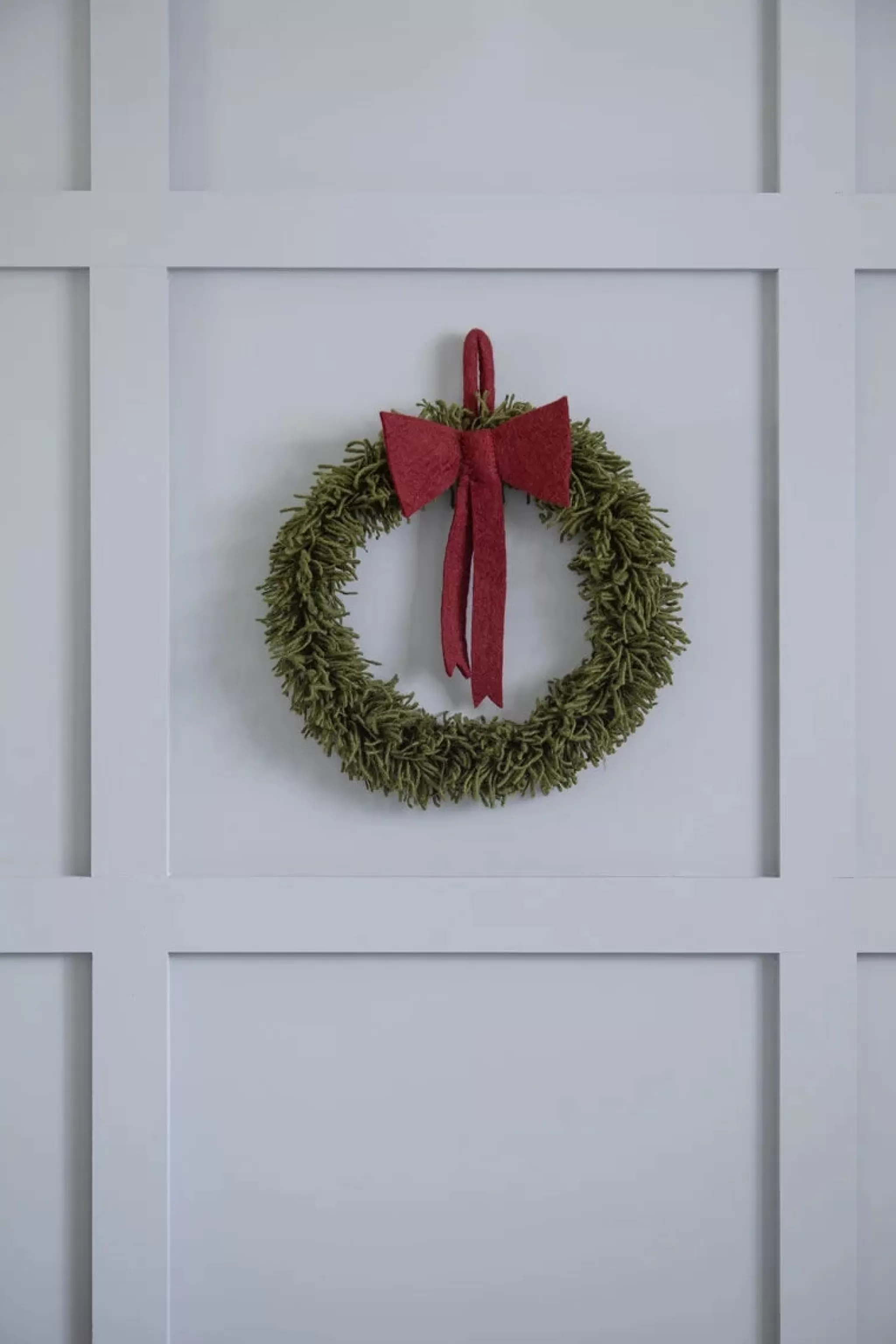 En Gry & Sif Felt Christmas Wreath - Green Wreath With Red Bow (Large)