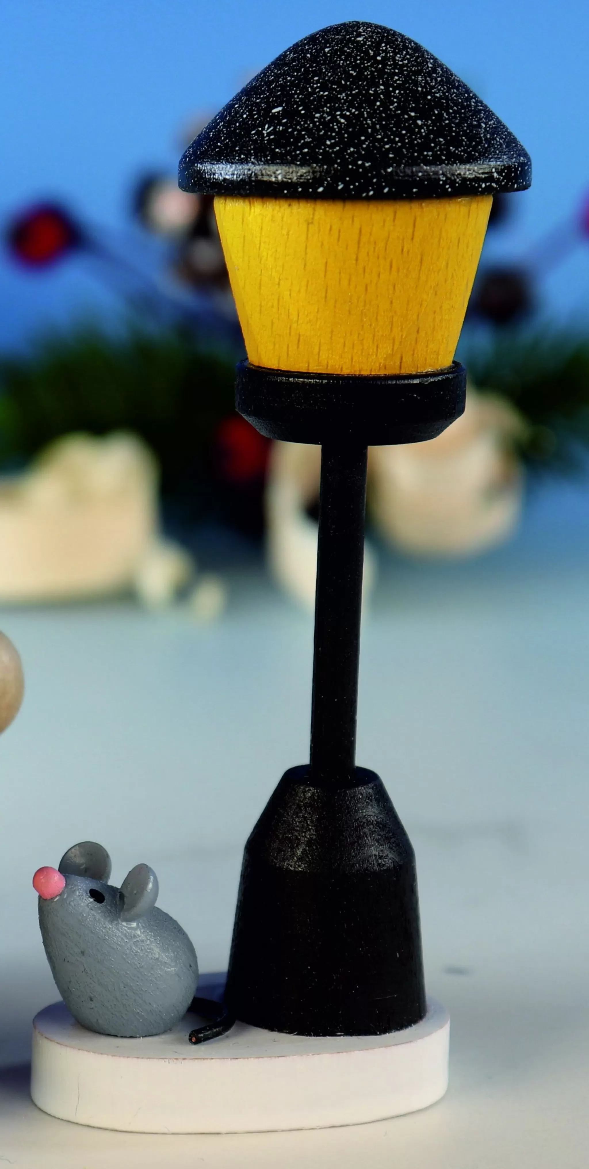 Paul Ullrich Weihnachtsmann Collectibles - Lamp Post With Tiny Mouse (Single)