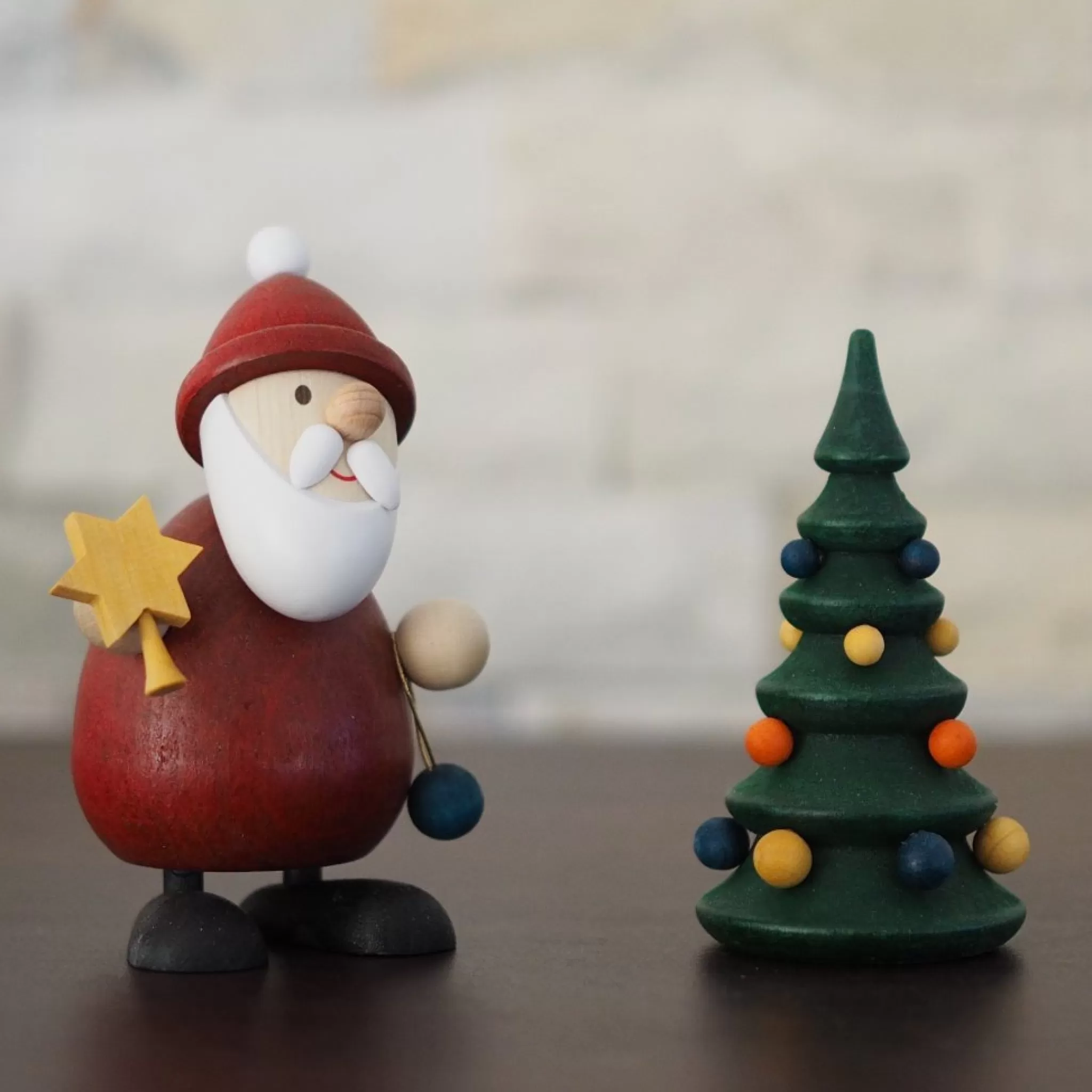 Paul Ullrich Weihnachtsmann Collectibles - Santa Topping His Tree